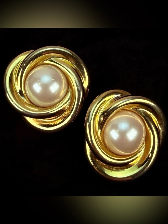 Cookie Lee Jewelry - Beautiful vintage, goldtone, faux pearl Cookie Lee signed clip on earrings
